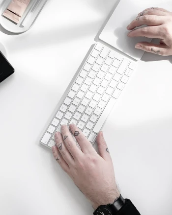 5ea0652af1d809263e9c308a_img_contact@2x